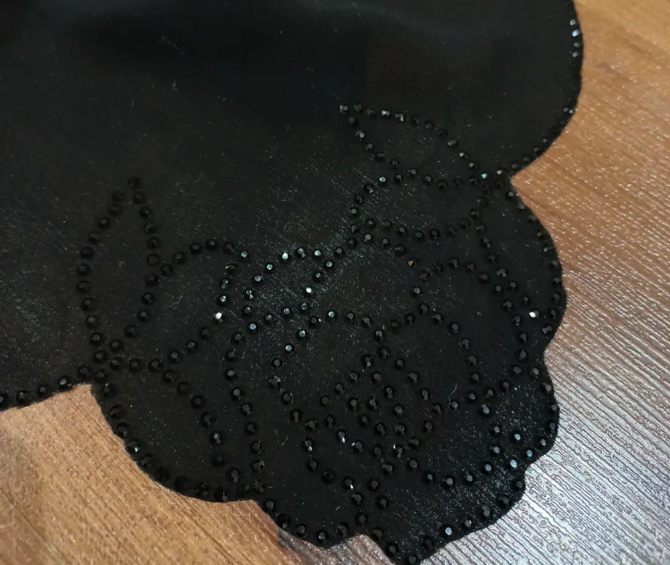 روسری نگين دار مدل گل رز مشکی